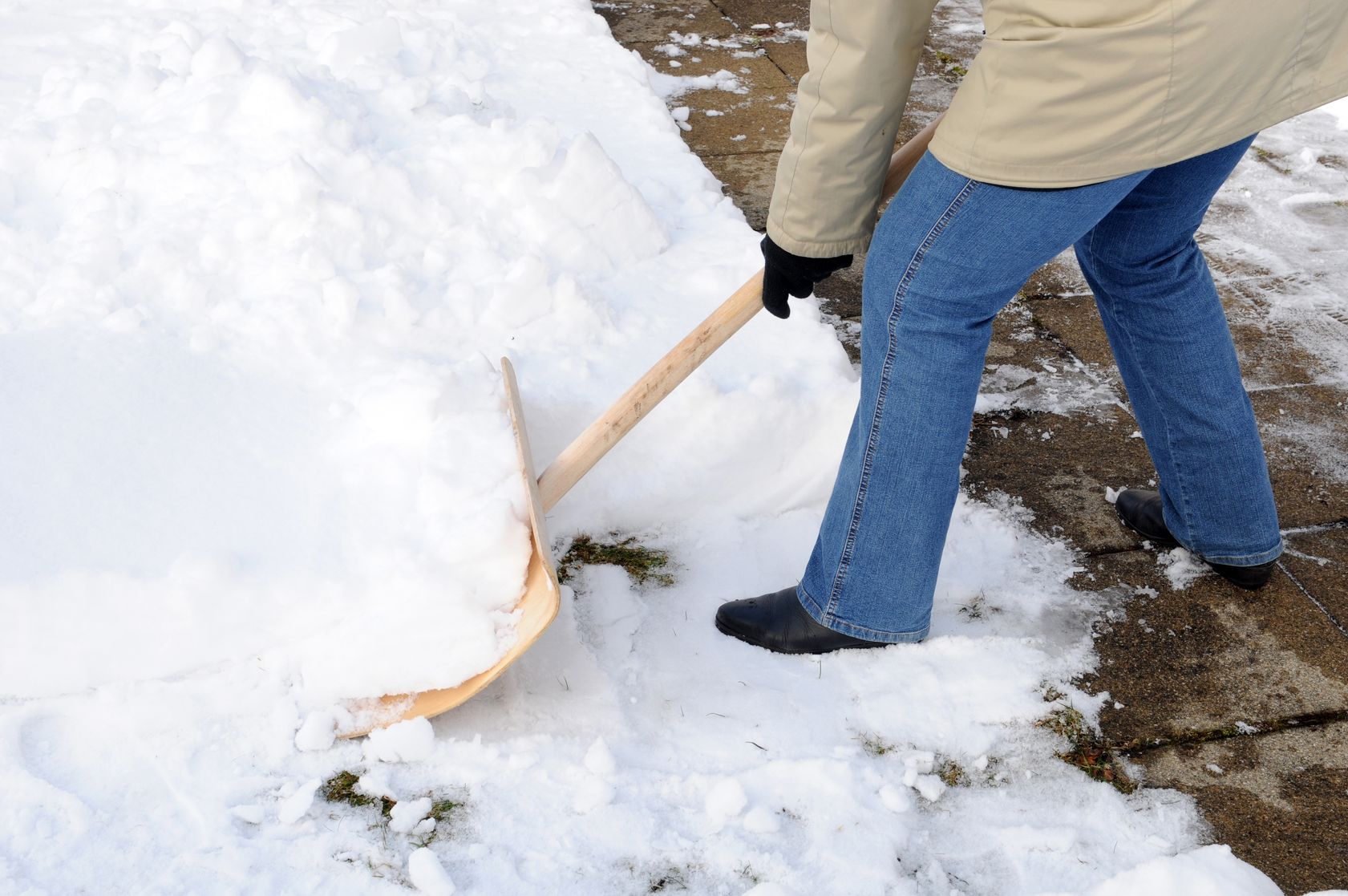 5 Tips to Help You Avoid Back Pain When Shoveling Snow